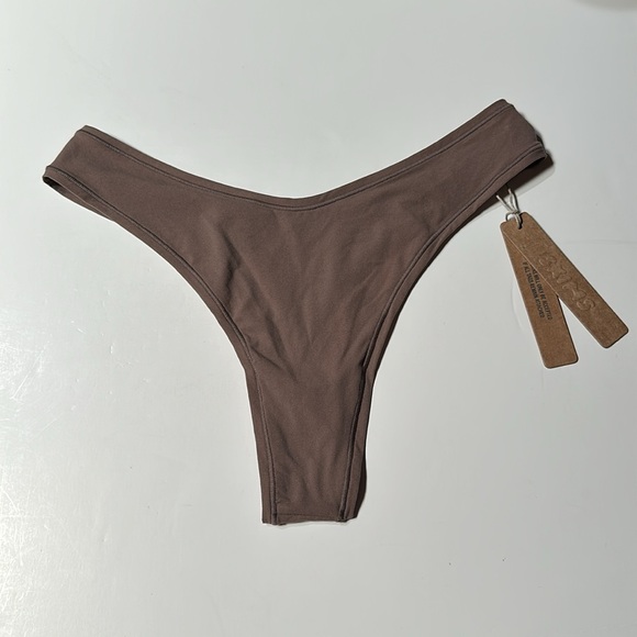 SKIMS Fits Everybody Dipped Front Thong - Picture 1 of 9